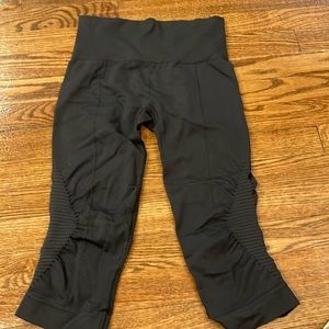 Lululemon black capris size 6
